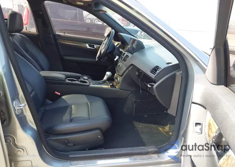 2008 Mercedes-Benz C 350 Sport z USA, uszkodzony, nr VIN WDDGF56X48F174635